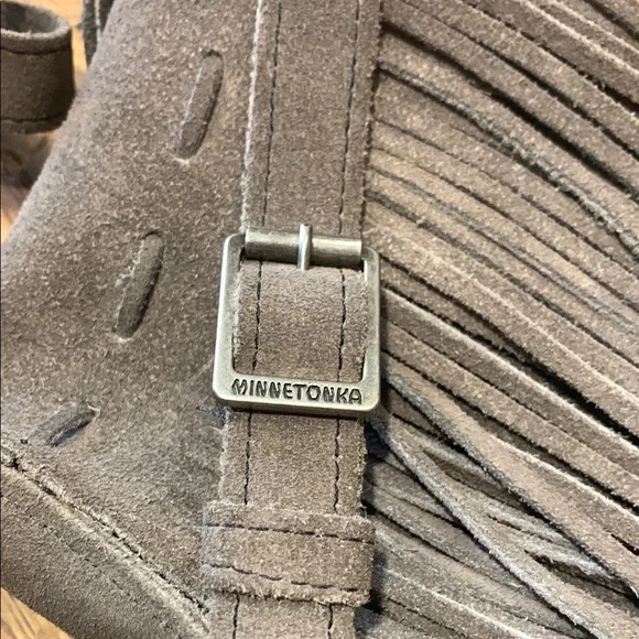 Minnetonka Gray Fringe Suede Crossbody Western/Coastal Cowgirl Festival Staple - Picture 3 of 5